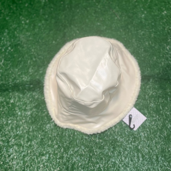 LULLA COLLECTION Women tending bucket hat. - Picture 2 of 7